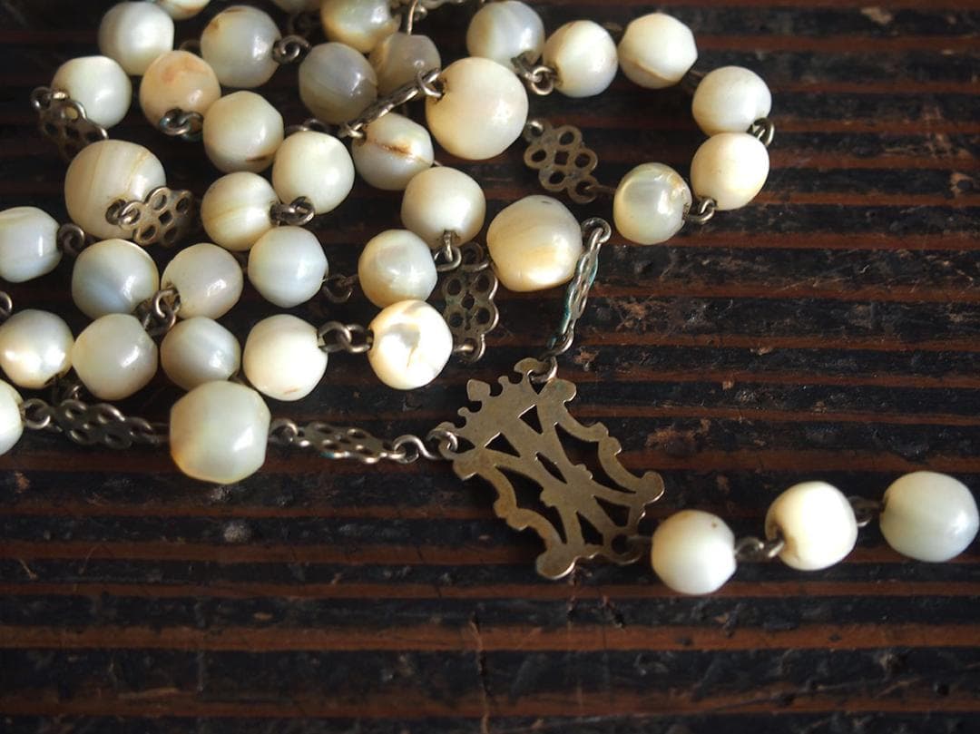 十字架 ロザリオ キリスト 手彫り貝ビーズ マザーオブパール 聖遺物 /K208