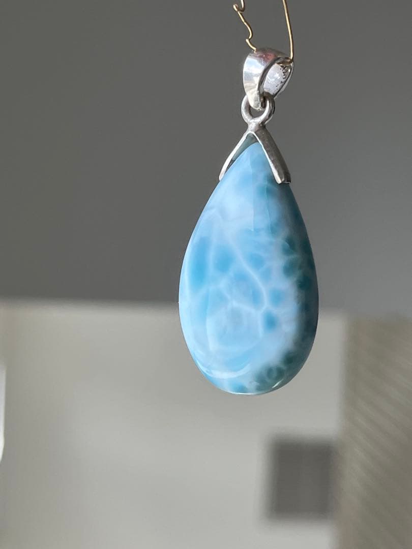 天然石☆品質良し！ラリマーしずく型ペンダントトップ☆透けるブルー＆模様が美しい！