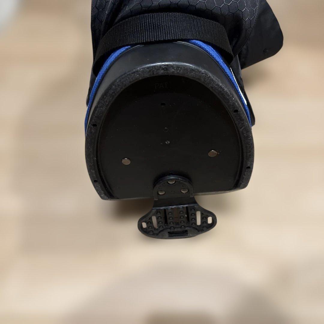 TaylorMade スタンド式　軽量　キャディバッグ 黒/青