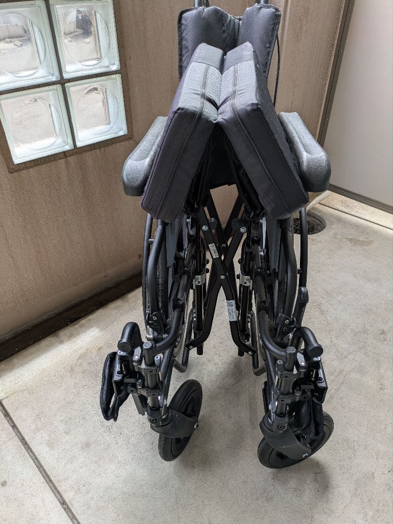 【自走式 耐荷重130kg】ミキKJP-5・大型車椅子・ノーパンクタイヤ・折畳み