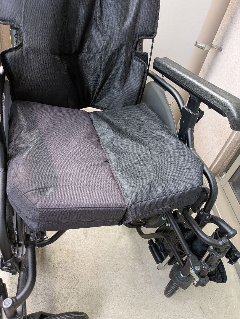 【自走式 耐荷重130kg】ミキKJP-5・大型車椅子・ノーパンクタイヤ・折畳み