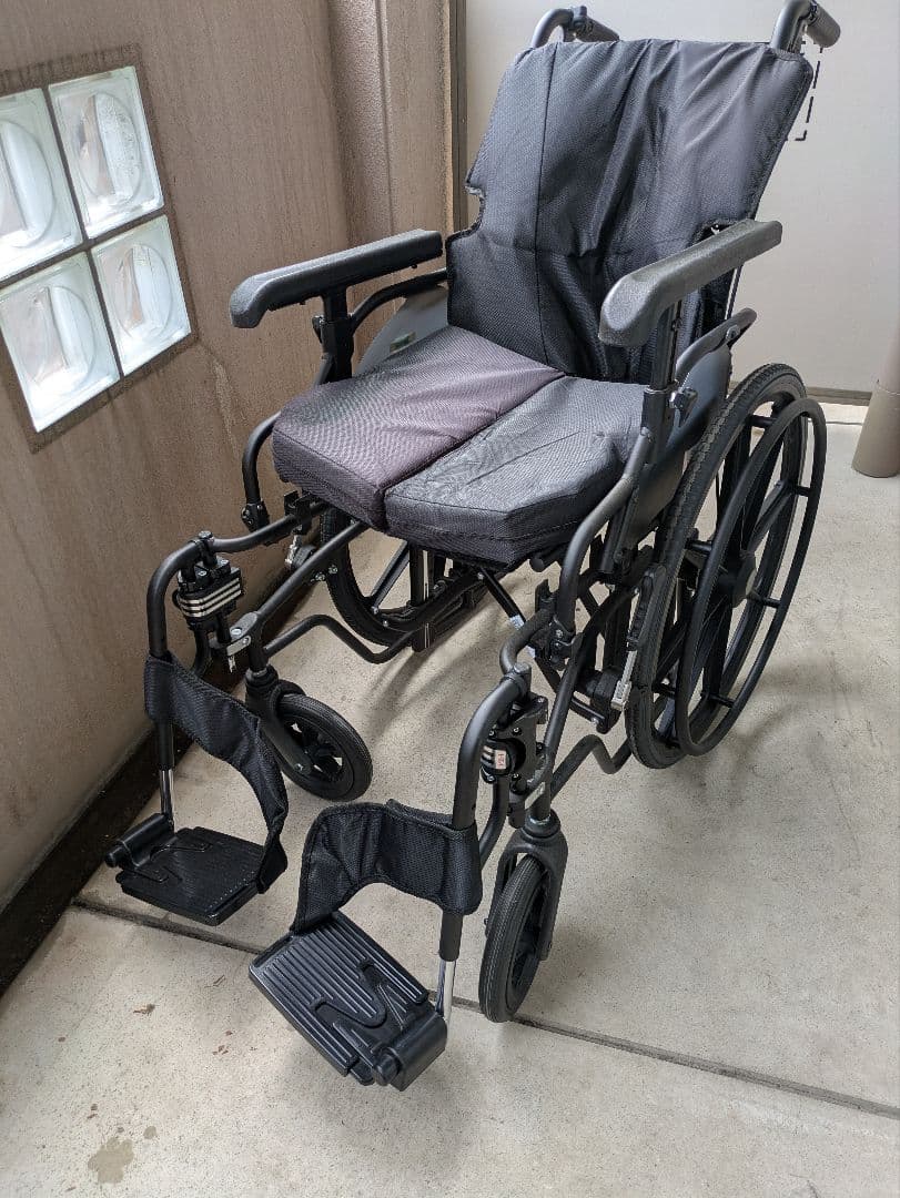 【自走式 耐荷重130kg】ミキKJP-5・大型車椅子・ノーパンクタイヤ・折畳み