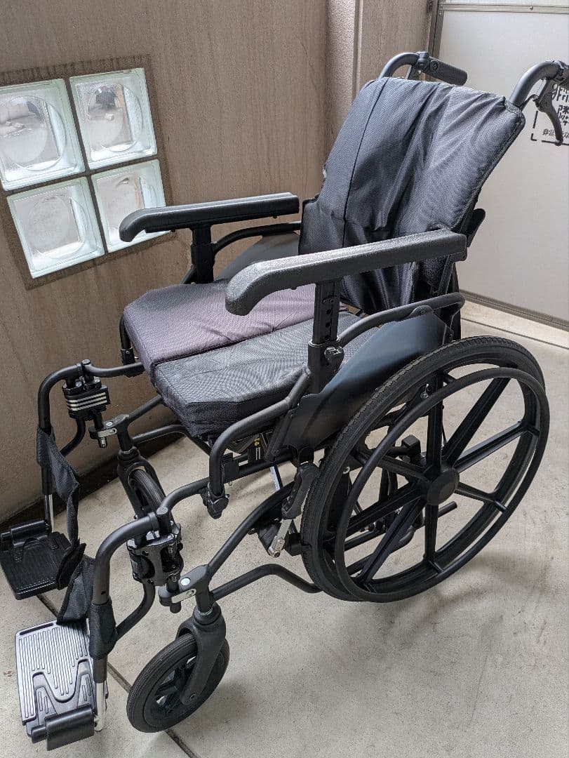 【自走式 耐荷重130kg】ミキKJP-5・大型車椅子・ノーパンクタイヤ・折畳み