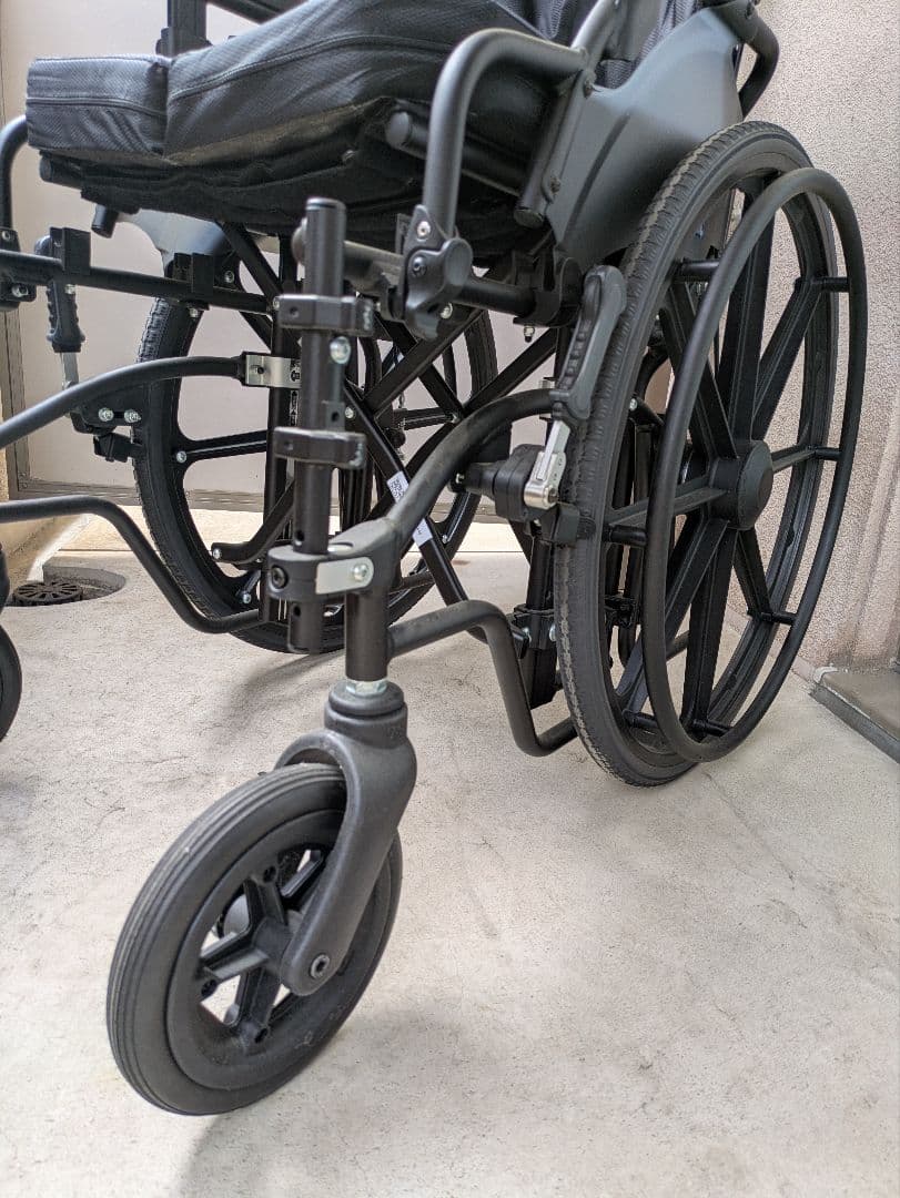 【自走式 耐荷重130kg】ミキKJP-5・大型車椅子・ノーパンクタイヤ・折畳み