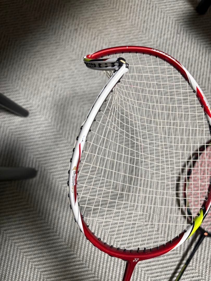 バドミントンラケット 2本セット 赤黒　ジャンク品　折れているラケット