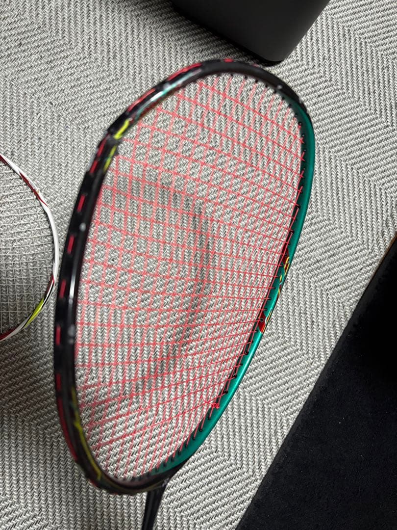 バドミントンラケット 2本セット 赤黒　ジャンク品　折れているラケット