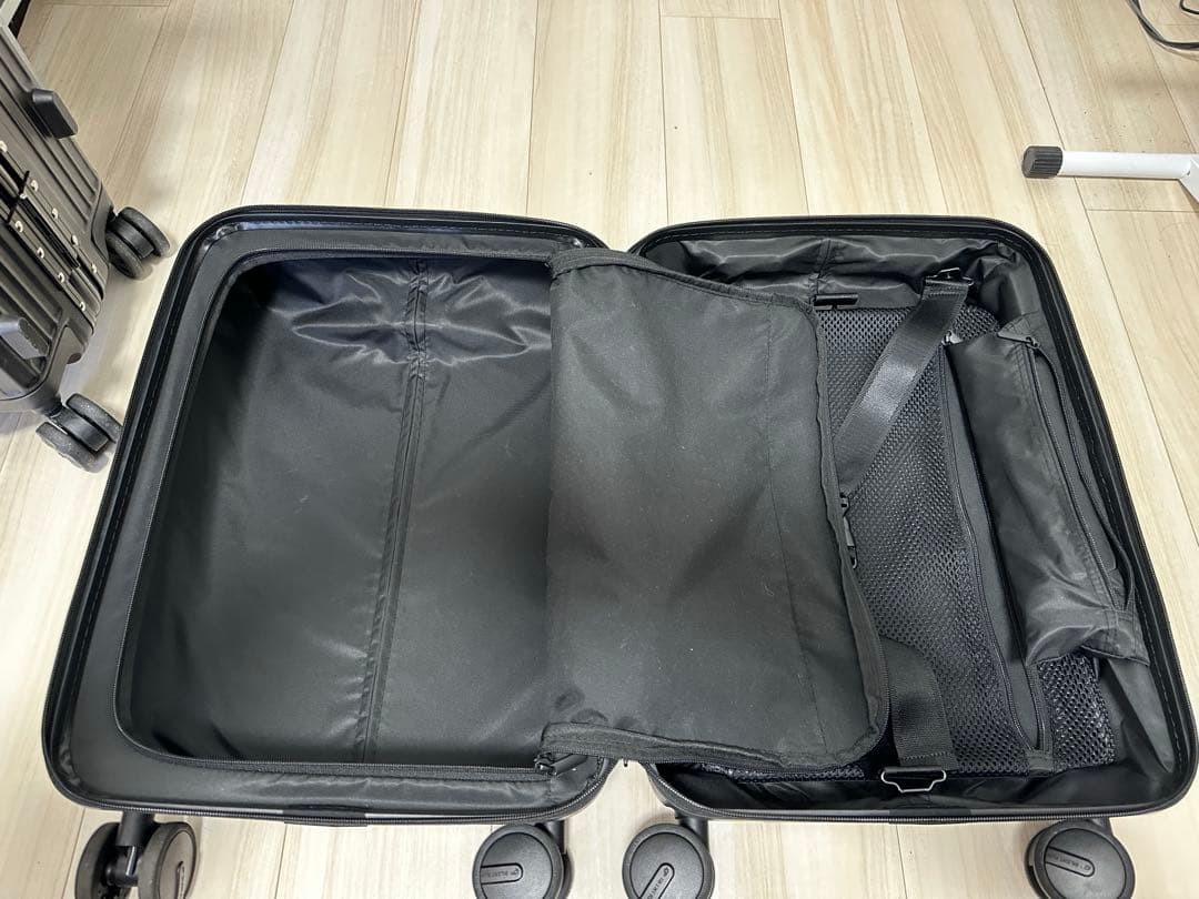 ※ラミ　AUCENTIC ESSENTIAL LUXE SUITCASE