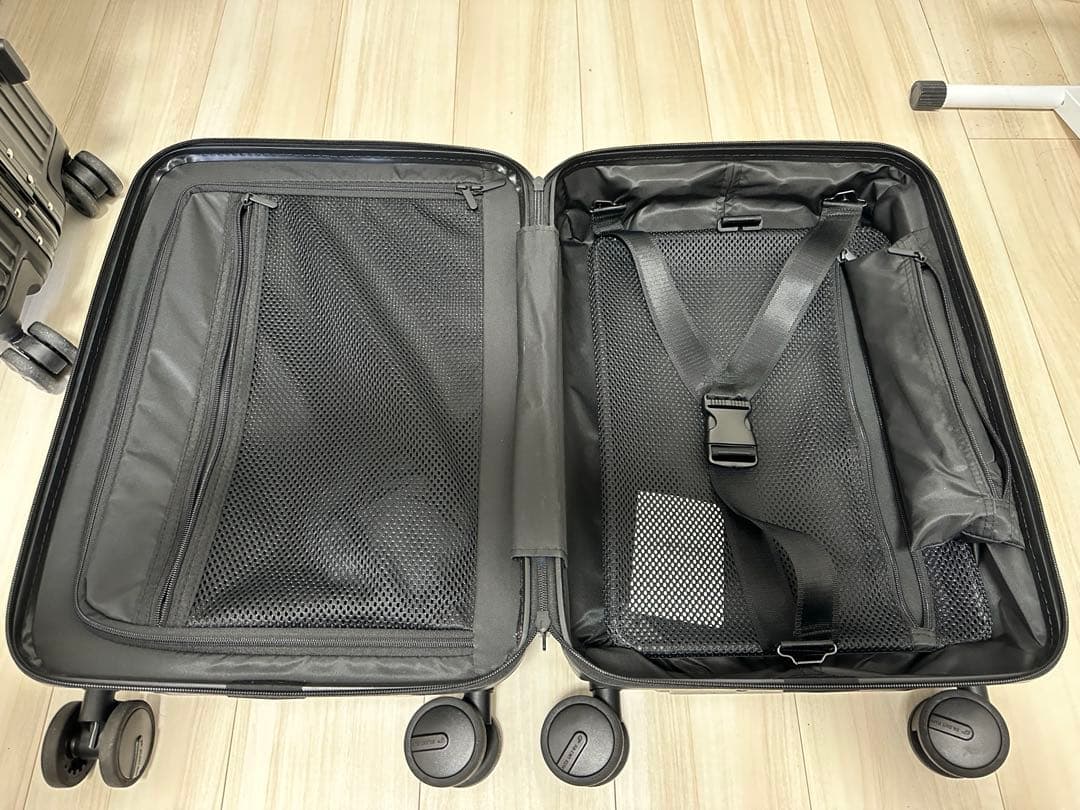 ※ラミ　AUCENTIC ESSENTIAL LUXE SUITCASE