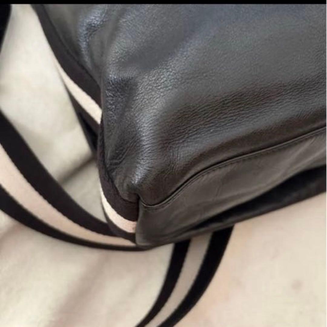 美品✨バリー レザー 本革 メッセンジャーバッグ　　黒 クロスボディ　チャーム