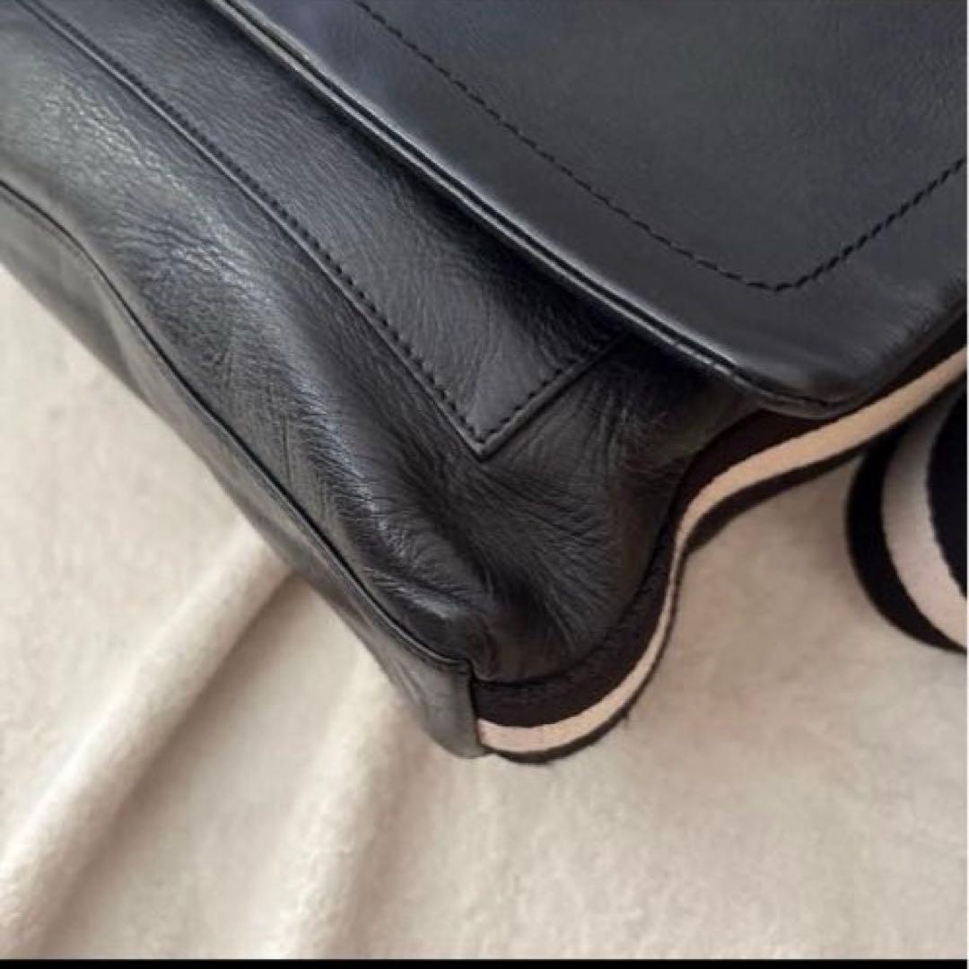 美品✨バリー レザー 本革 メッセンジャーバッグ　　黒 クロスボディ　チャーム