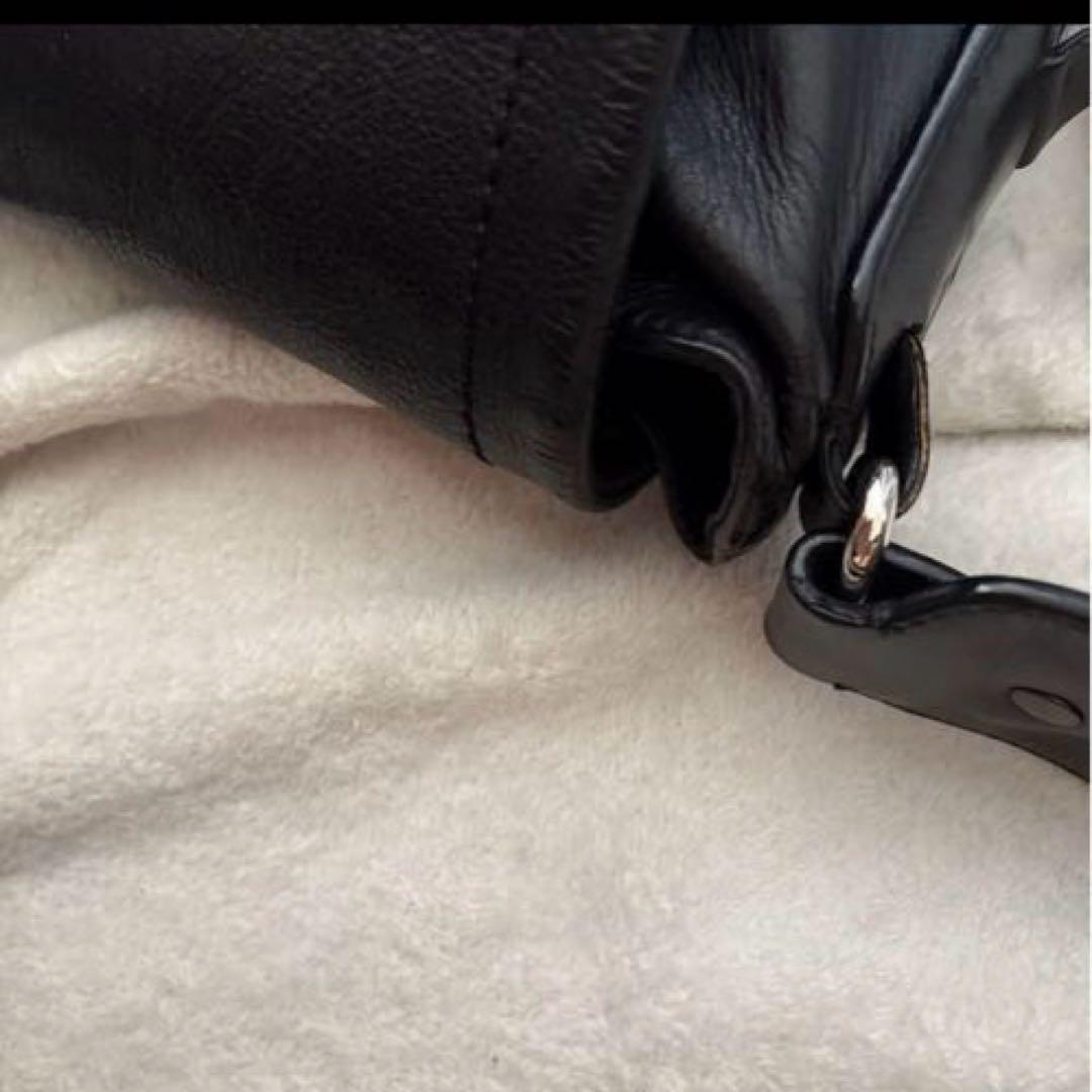 美品✨バリー レザー 本革 メッセンジャーバッグ　　黒 クロスボディ　チャーム