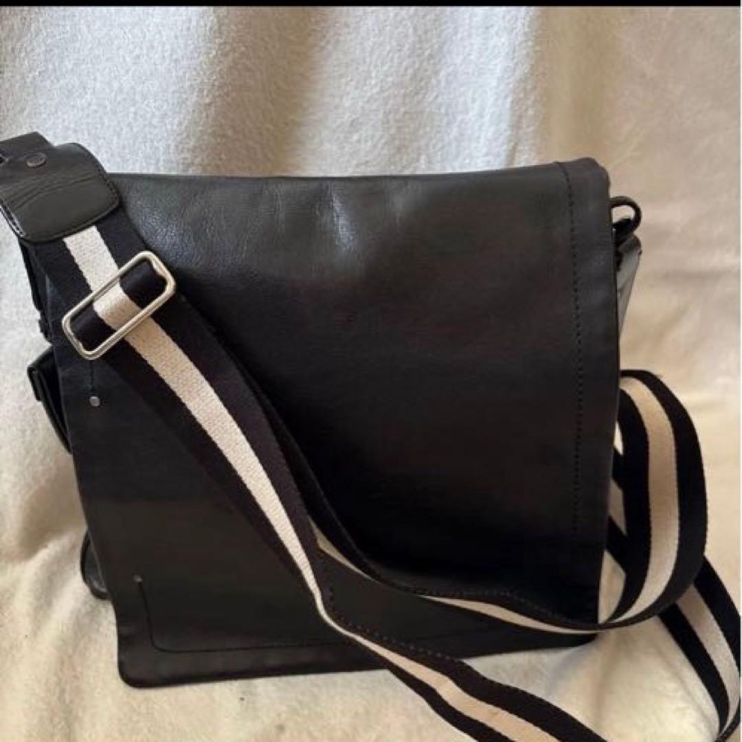 美品✨バリー レザー 本革 メッセンジャーバッグ　　黒 クロスボディ　チャーム