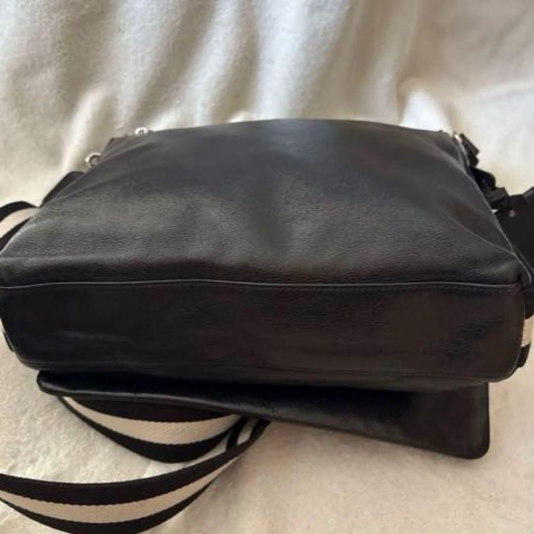 美品✨バリー レザー 本革 メッセンジャーバッグ　　黒 クロスボディ　チャーム