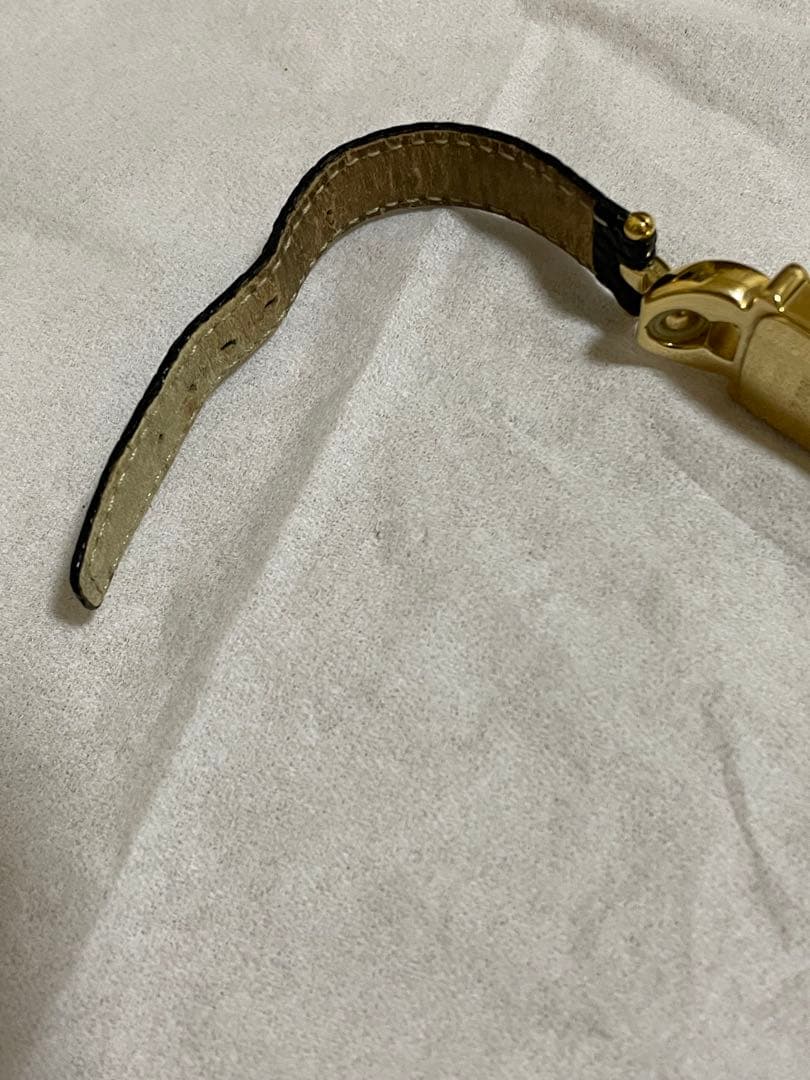 GUCCI レディース　ゴールド　ブラック レザー 腕時計　スクエア　不動
