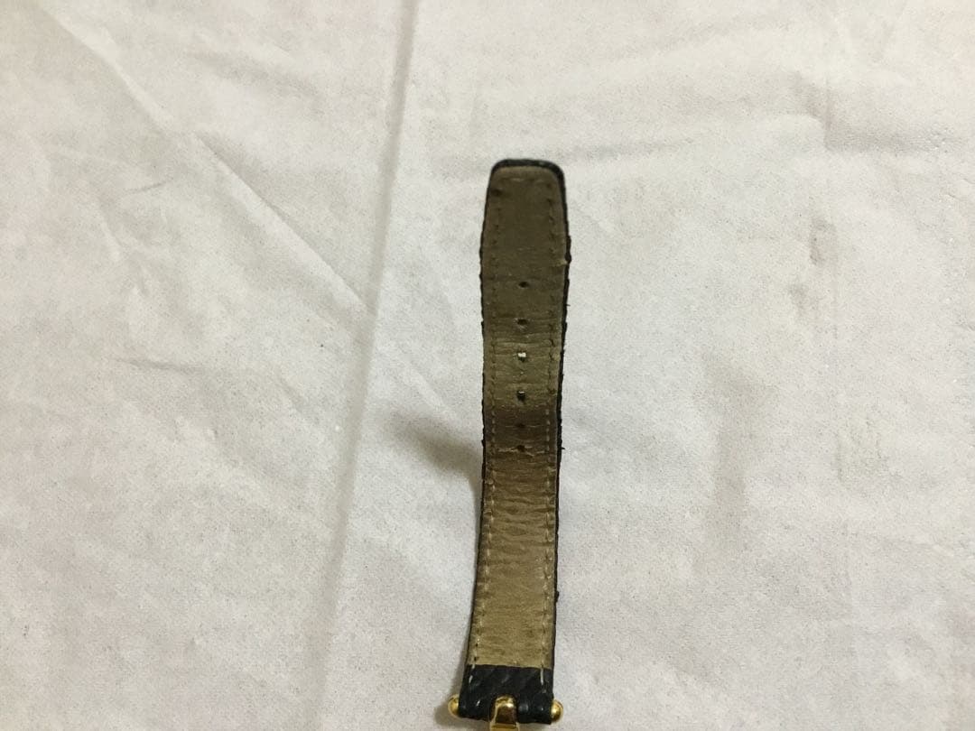 GUCCI レディース　ゴールド　ブラック レザー 腕時計　スクエア　不動