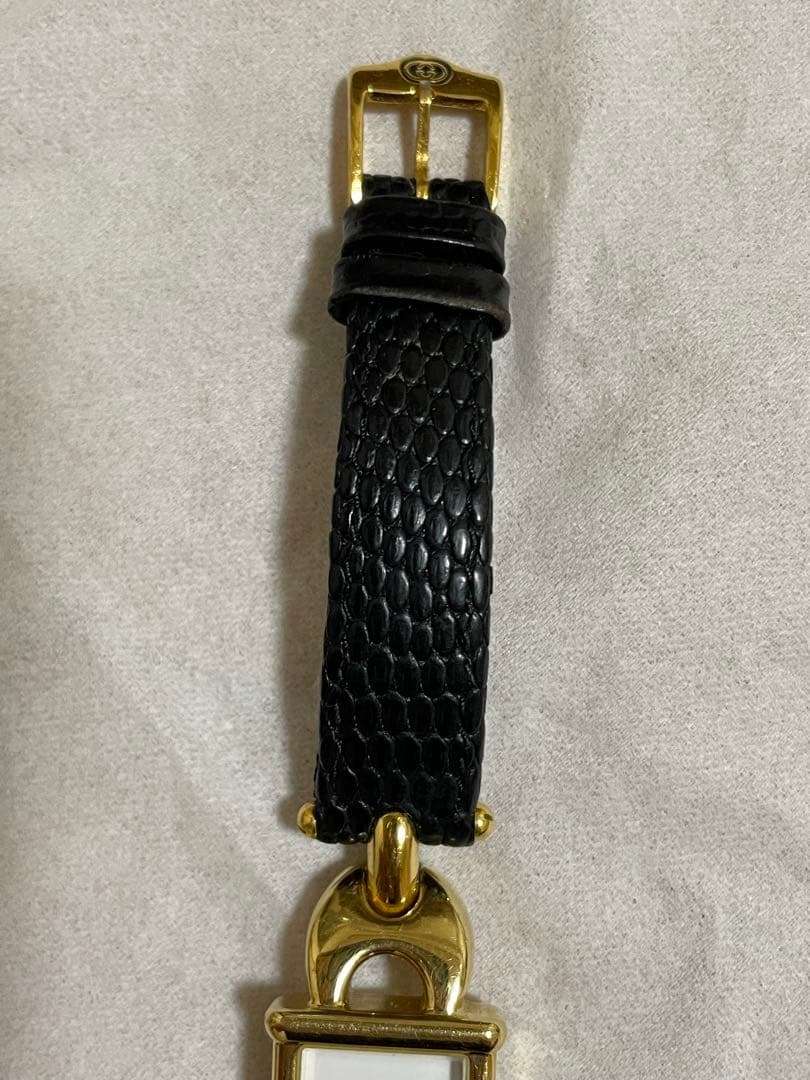 GUCCI レディース　ゴールド　ブラック レザー 腕時計　スクエア　不動