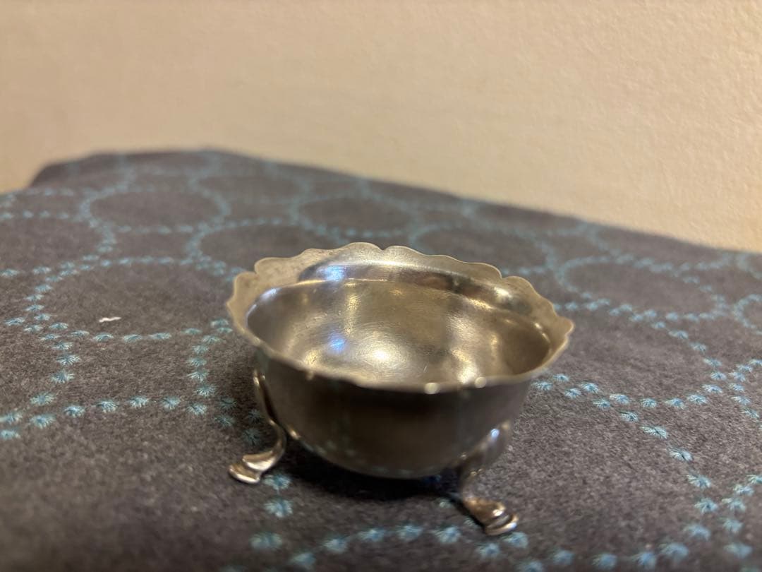 英国アンティーク銀　足付き ティーストレーナーの受け皿？ ホールマークあり