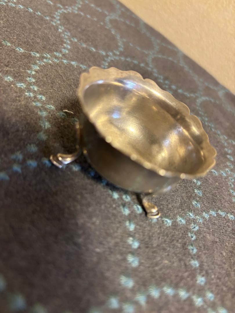 英国アンティーク銀　足付き ティーストレーナーの受け皿？ ホールマークあり