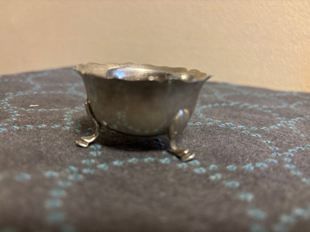 英国アンティーク銀　足付き ティーストレーナーの受け皿？ ホールマークあり