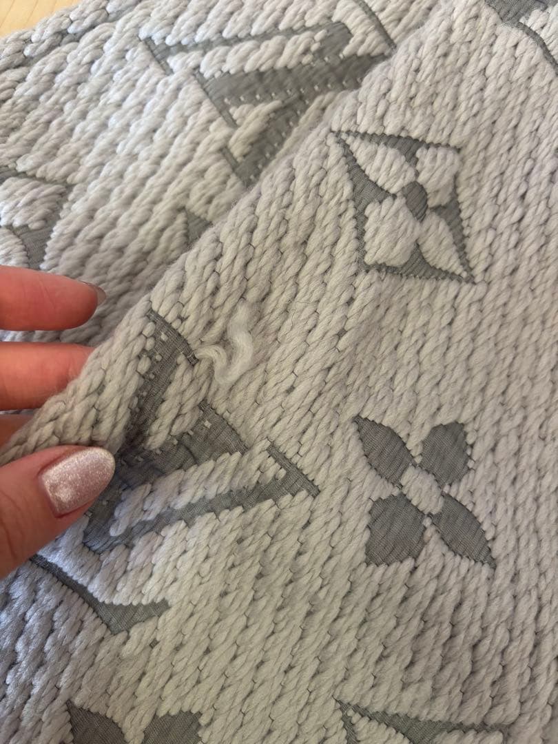 ルイヴィトン　グレー ロゴパターン マフラー フリンジ付き