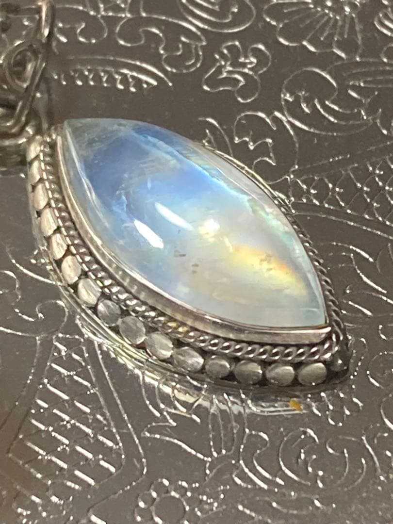 X*n様 【定価5万円】天然 レインボームーンストーン 大粒 ペンダントトップ