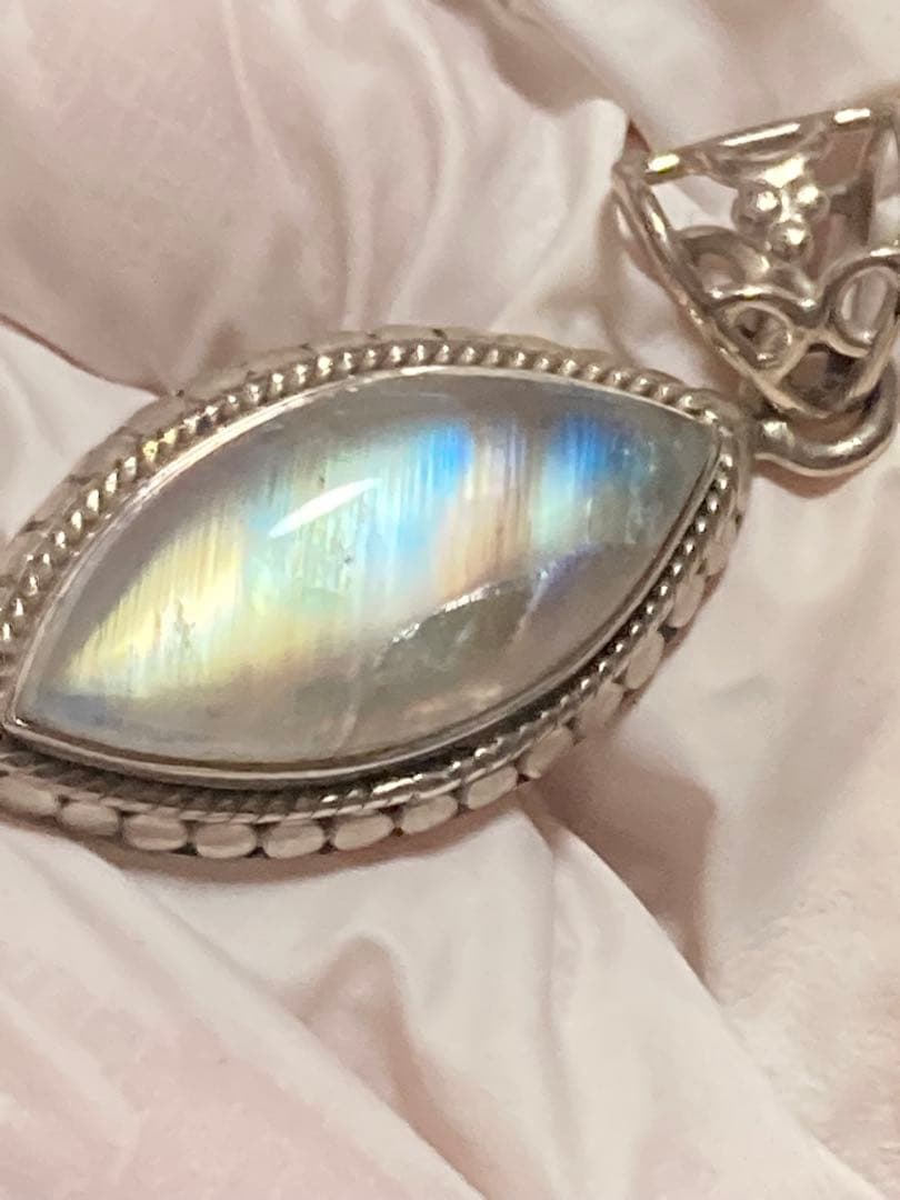 X*n様 【定価5万円】天然 レインボームーンストーン 大粒 ペンダントトップ