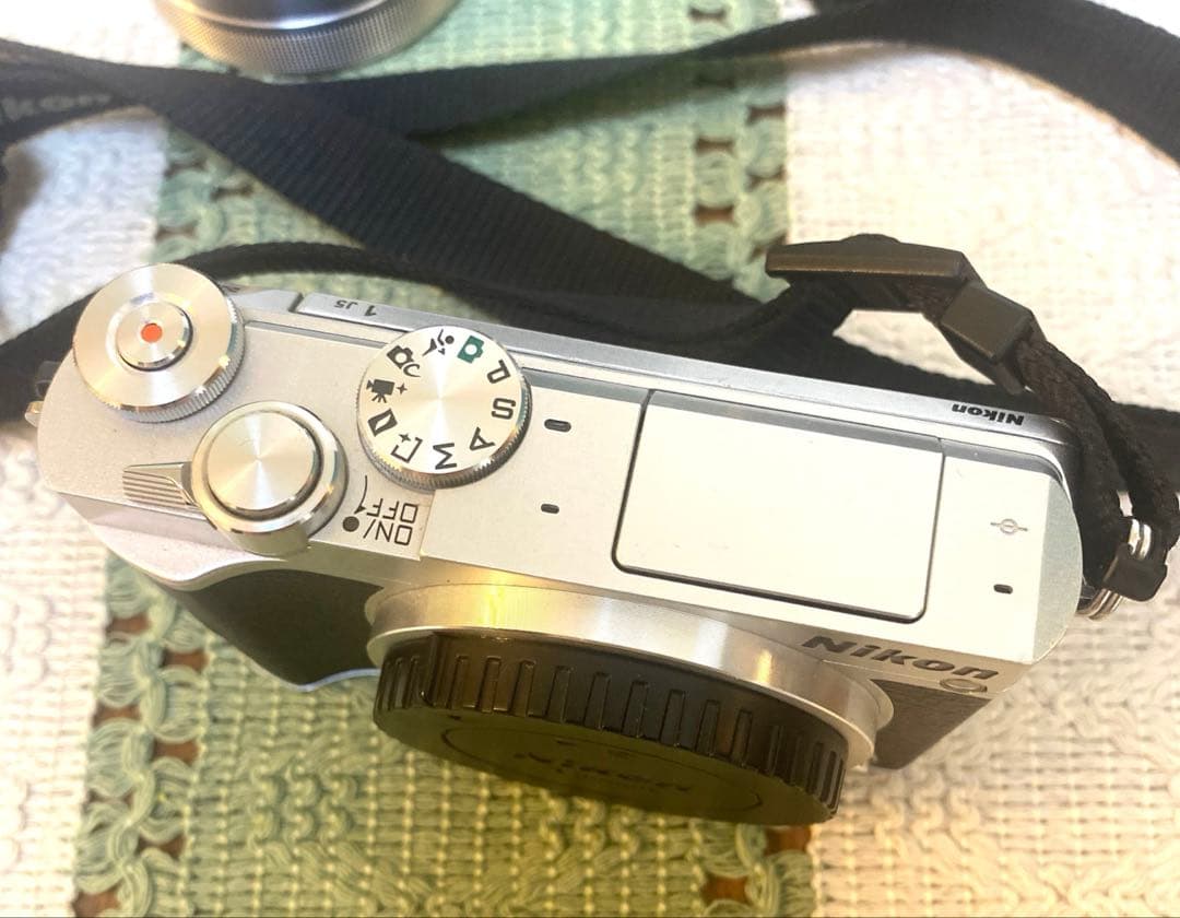 Nikon ダブルレンズ　　デジカメ 1 Ｊ５