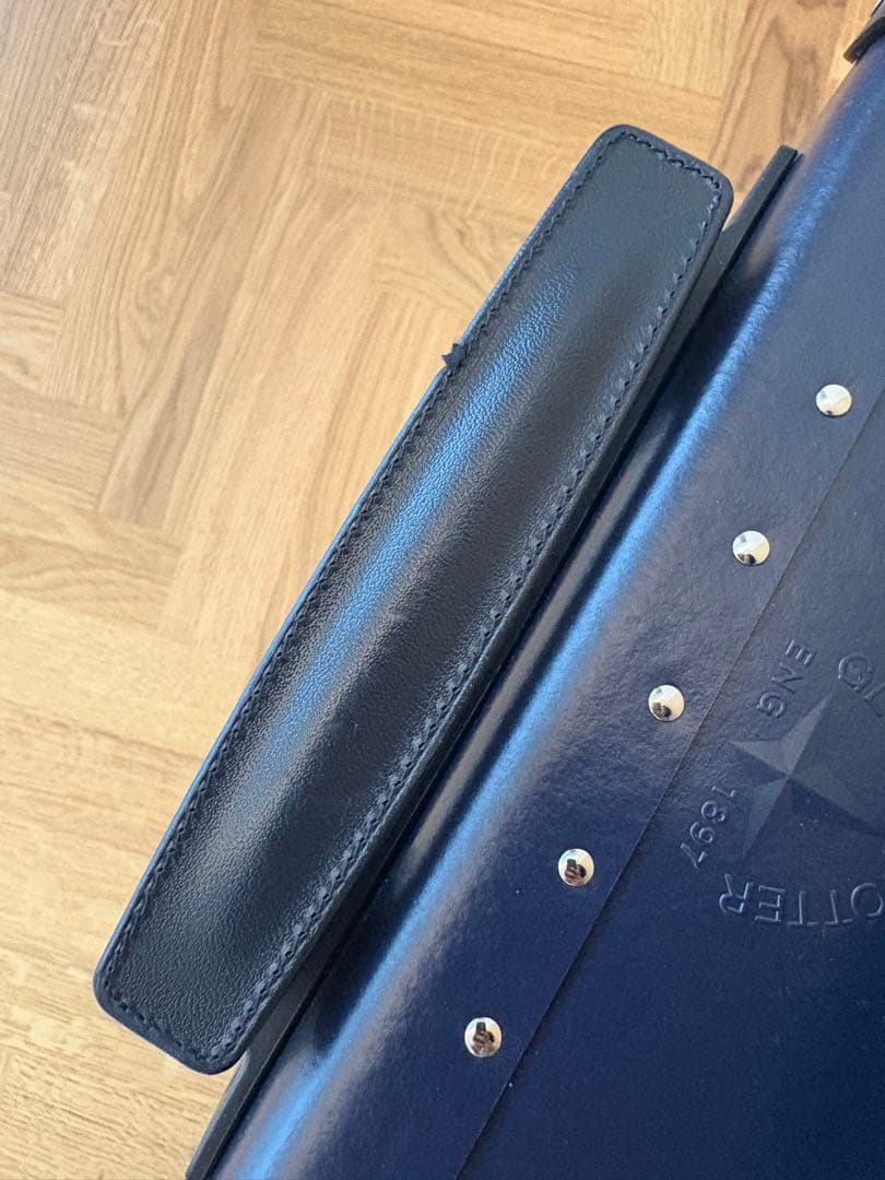 【再度お値下げ・美品】グローブトロッターネイビー2輪