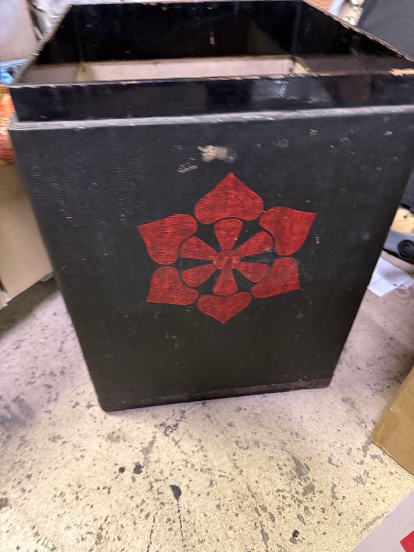 武士の兜　金色装飾の兜 菊花紋章入り　日本国皇室顎紐付き　赤いクッション付き