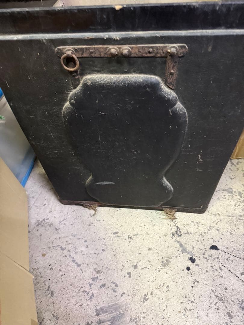 武士の兜　金色装飾の兜 菊花紋章入り　日本国皇室顎紐付き　赤いクッション付き