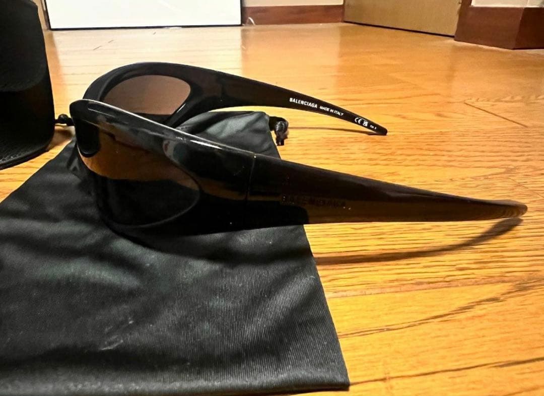 小物 BALENCIAGA SKIN CAT EYE SUNGLASSES