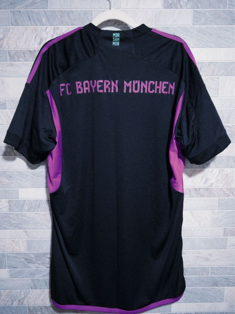 バイエルン2023-2024シーズン アウェイユニフォームです。