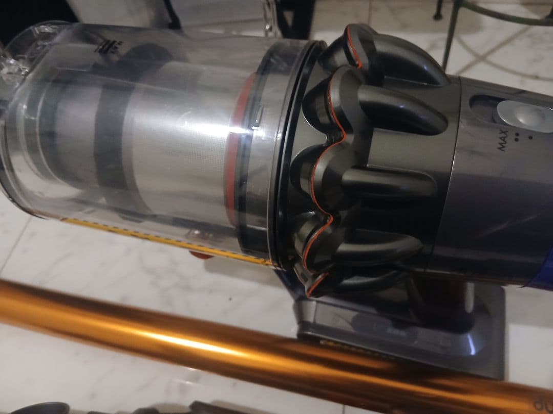 ち*ん様 Dyson V10 Fluffy 充電ドック付／付属品多数／動作良好