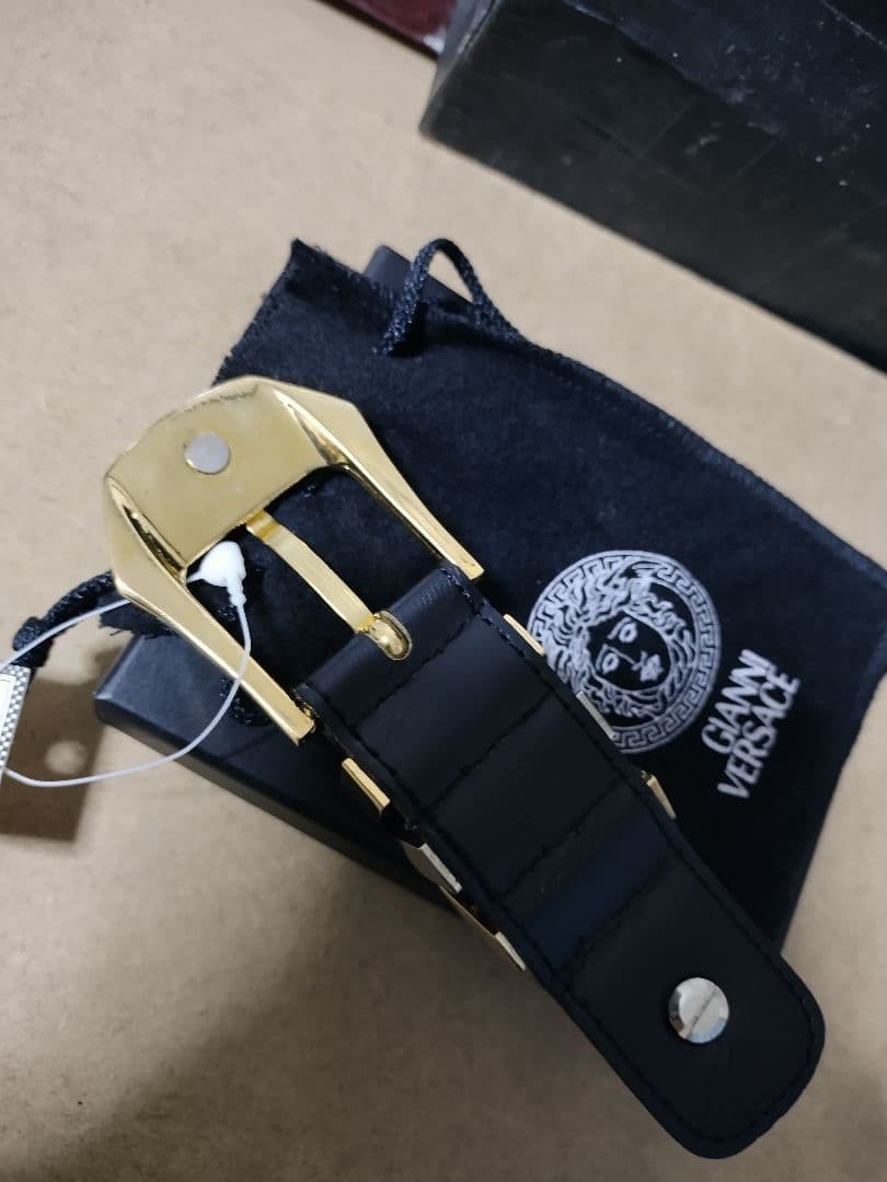 未使用 VERSACEベルサーチ 3連本革ベルトバックル イタリア製 高級感あり