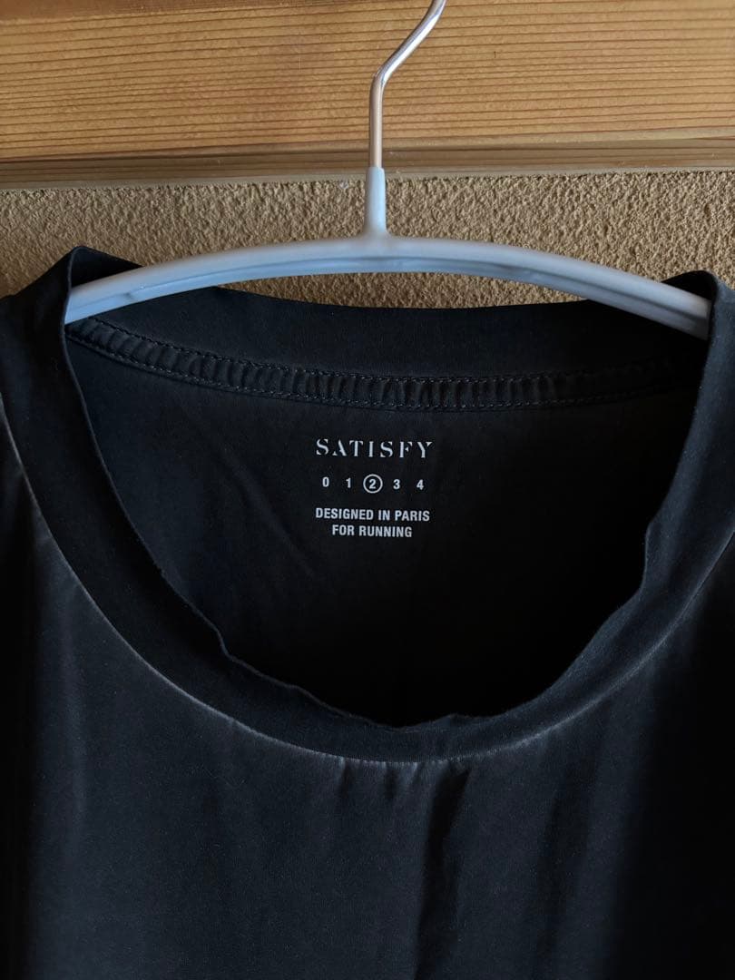 SATISFY ブラック タンクトップ ノースリーブ