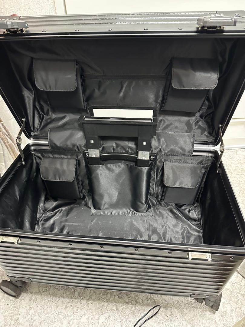 キャリーケース　ネイル、メイクに