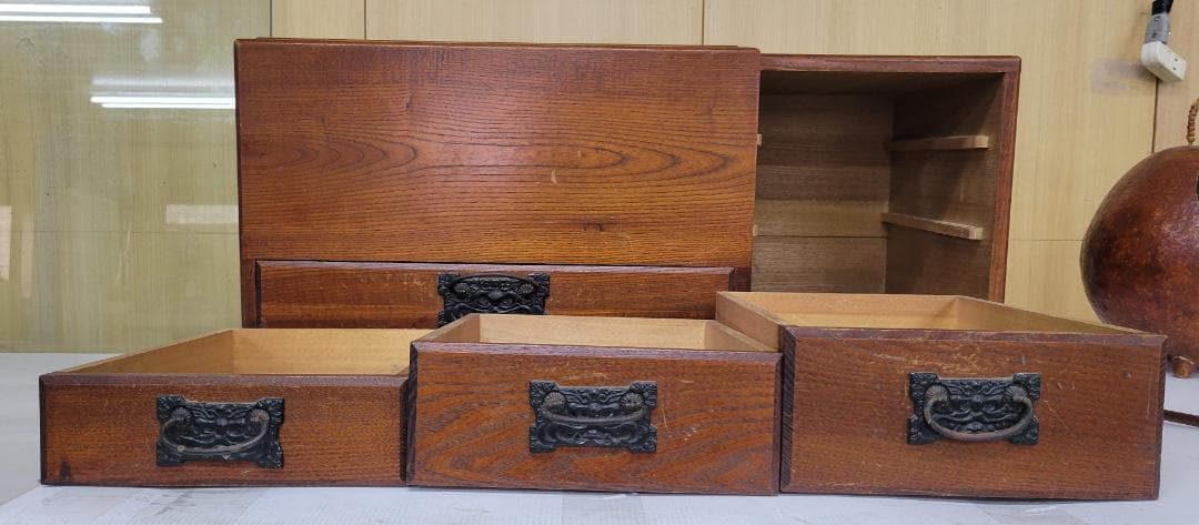 【一点物】昭和レトロなアンティーク木製長火鉢（キセル・炭入れ付き）傷・欠け多め