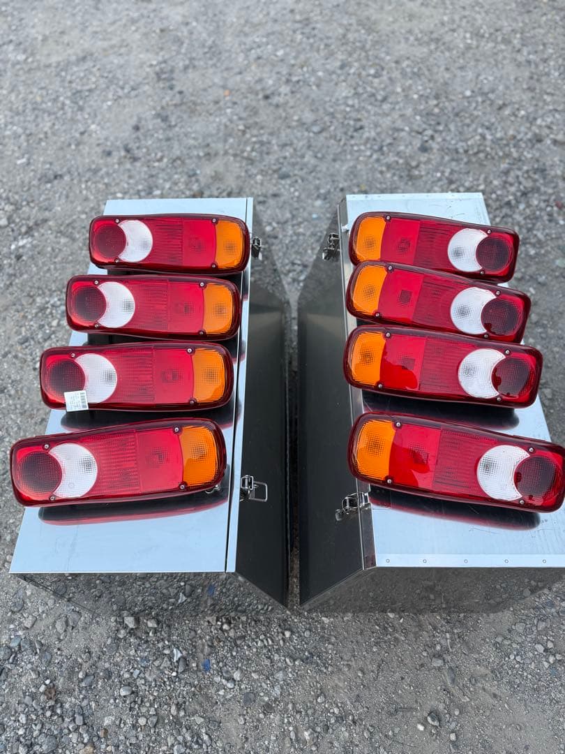 UDトラック（クオン）純正テールランプ左右 8個のセット
