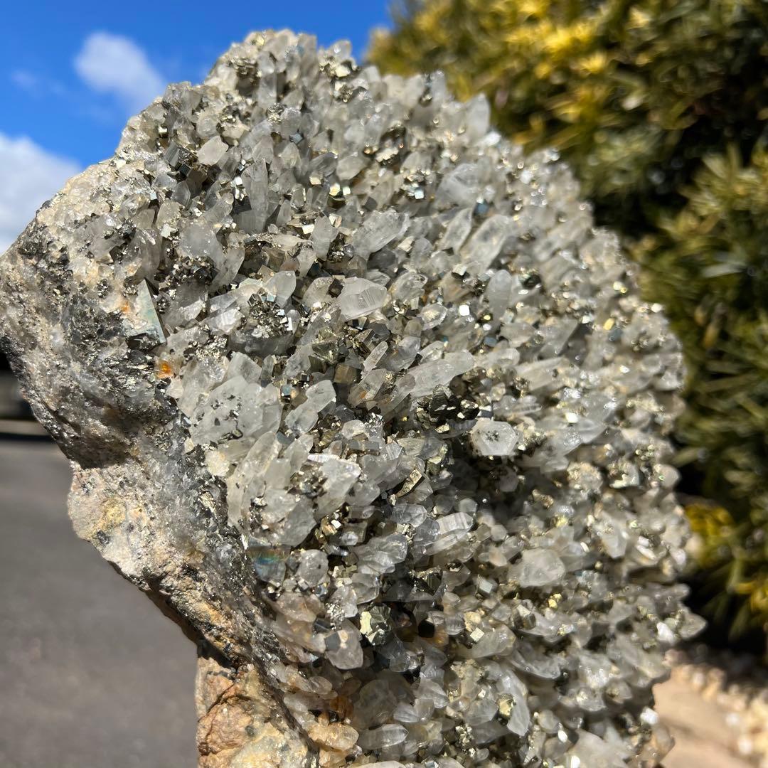 ✨ゴールドの煌めき✨金運招来✨パイライトイン 水晶クラスター 原石 天然石 置物