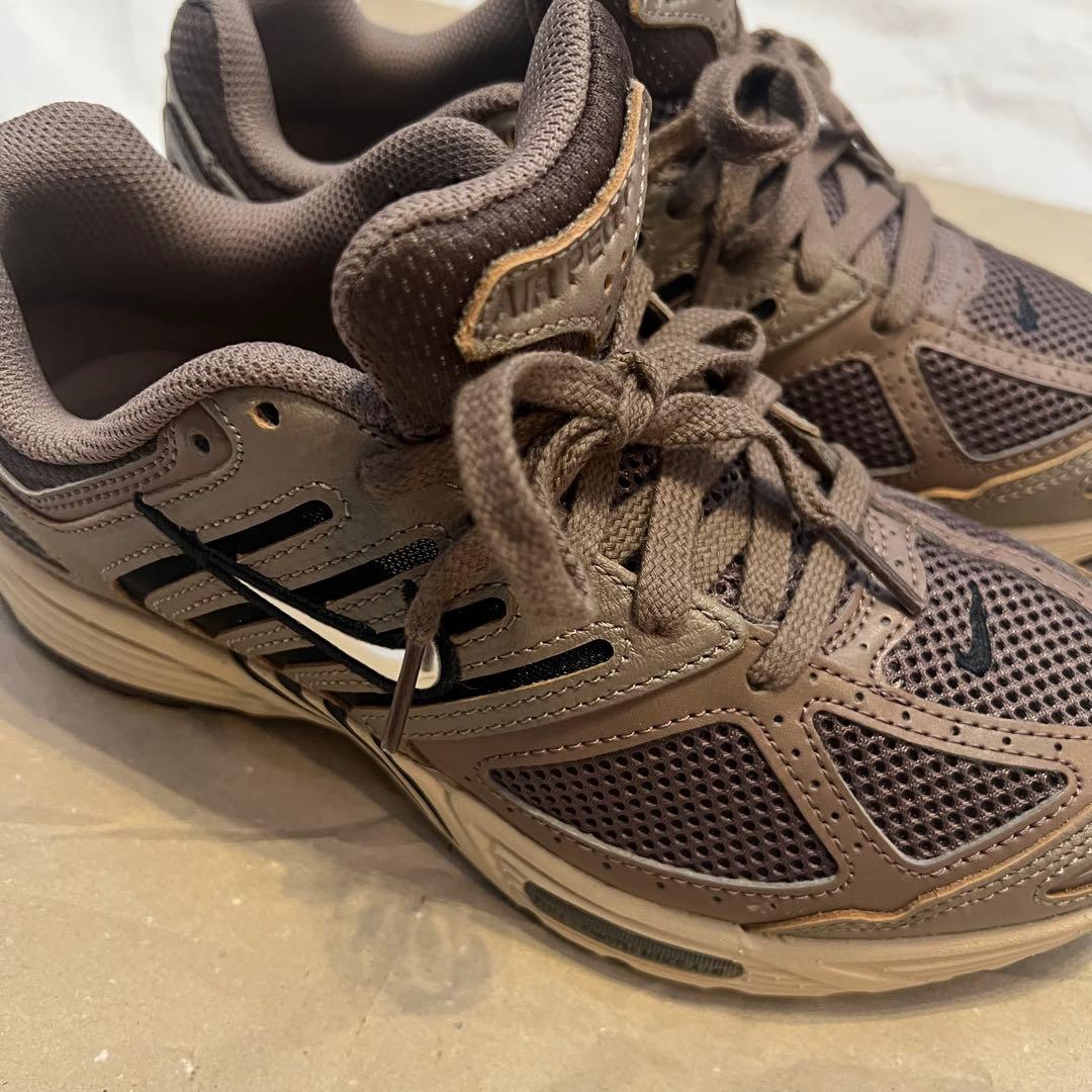 新品_Nike V2K RUNモカベージュスニーカー