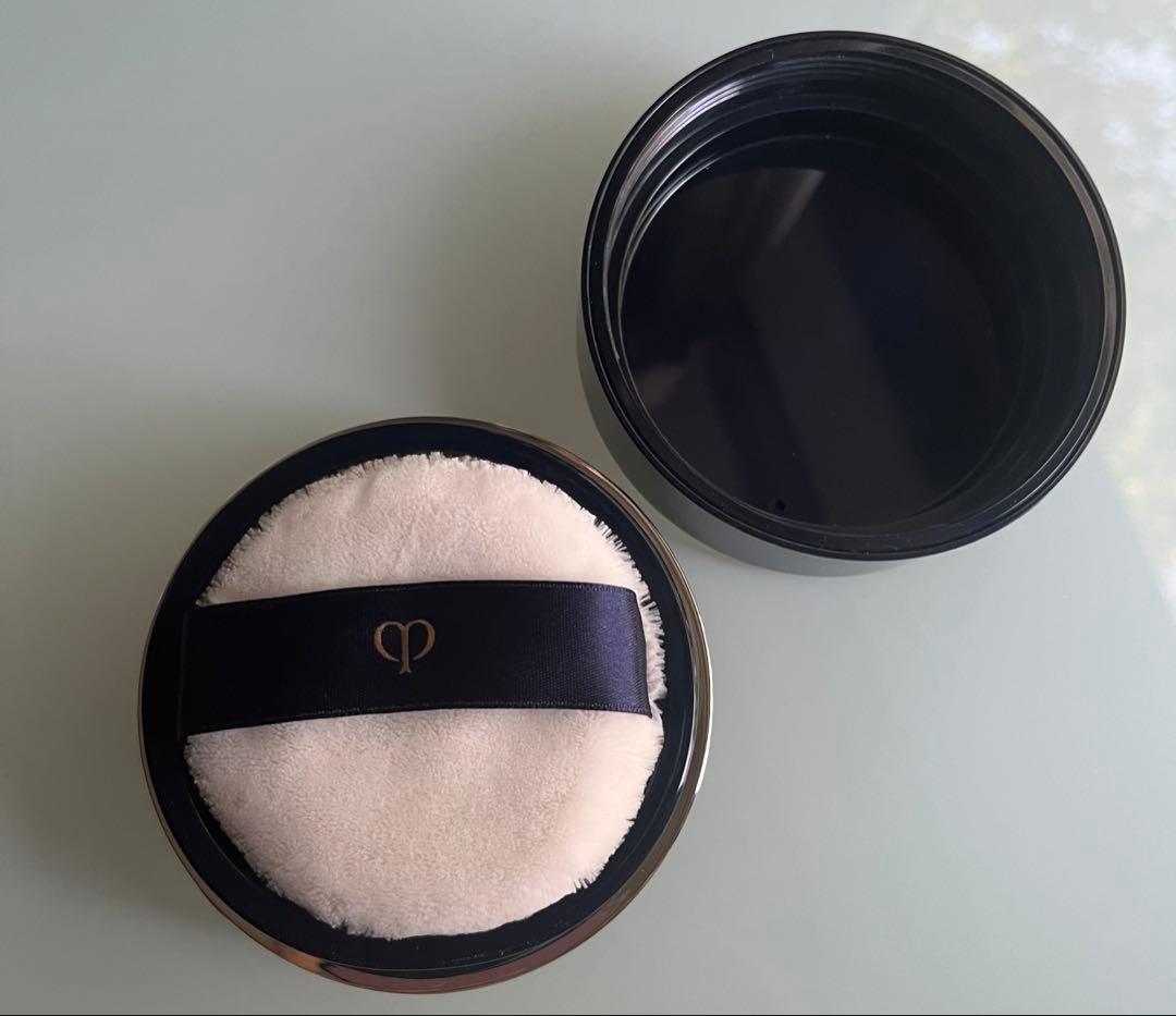 クレ・ド・ポー ボーテ　プードルトランスパラントｎ Ｍ／１ライト（箱・パフ付き）