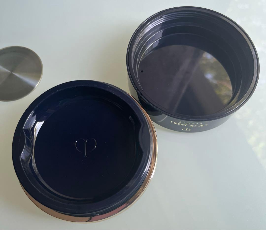 クレ・ド・ポー ボーテ　プードルトランスパラントｎ Ｍ／１ライト（箱・パフ付き）