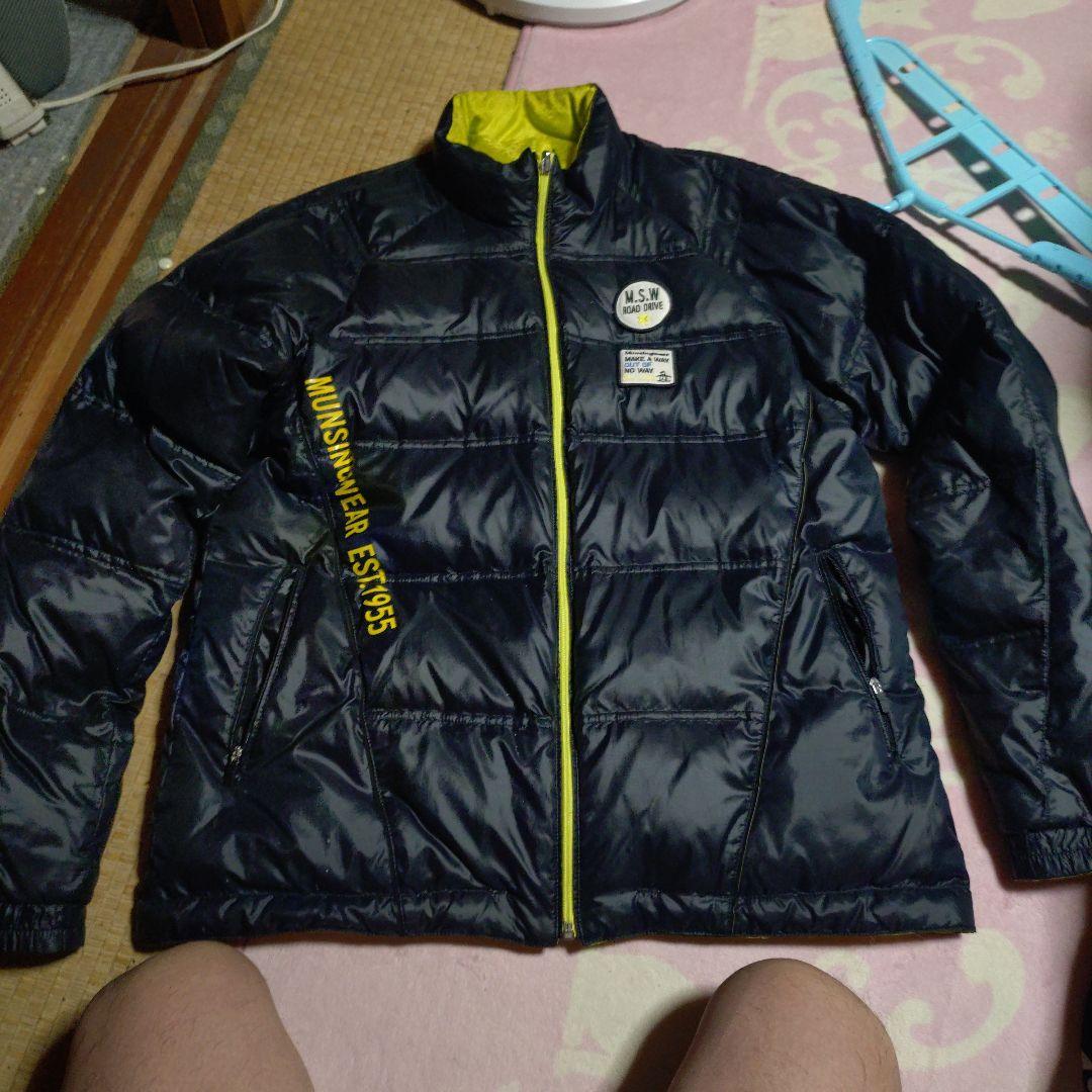 マンシングウェア、リバーシブルのブラック＆蛍光グリーンイエローのダウンジャケット