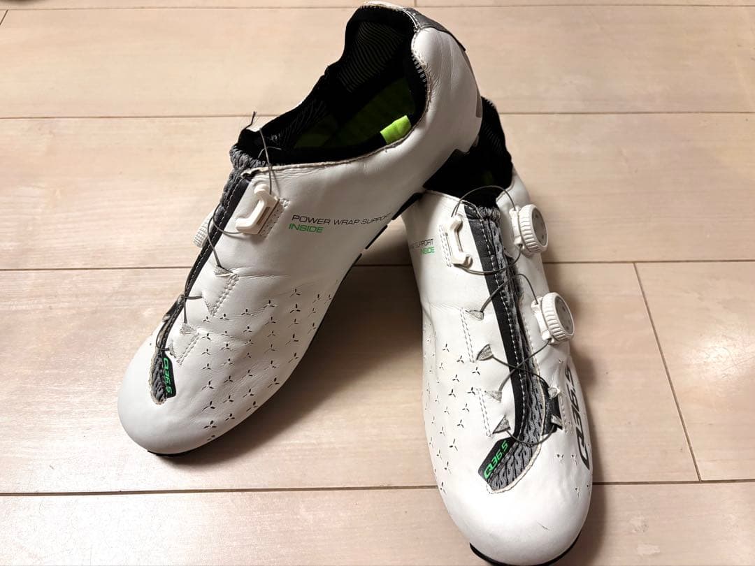 Q36.5 ユニークロード　ホワイト　EU42サイズ 26.5〜27.0cm