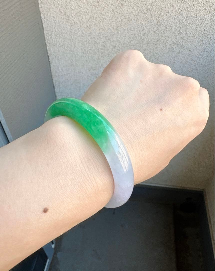 薄紫とグリーンのグラデーションAランクは翡翠ヒスイバングル