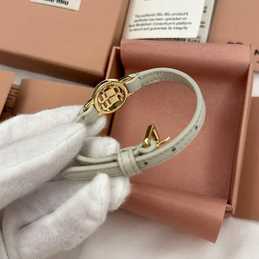 新品】 miumiu マドラスレザー ブレスレット ラインストーン 白 - メルカリ