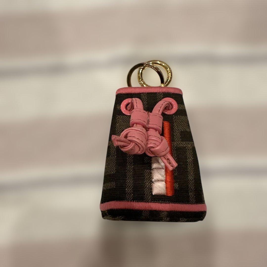 FENDI フェンディ　新品　未使用　巾着型ブラック・ピンクキーホルダー