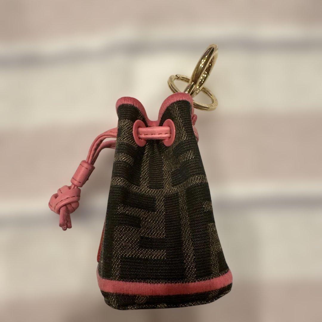 FENDI フェンディ　新品　未使用　巾着型ブラック・ピンクキーホルダー