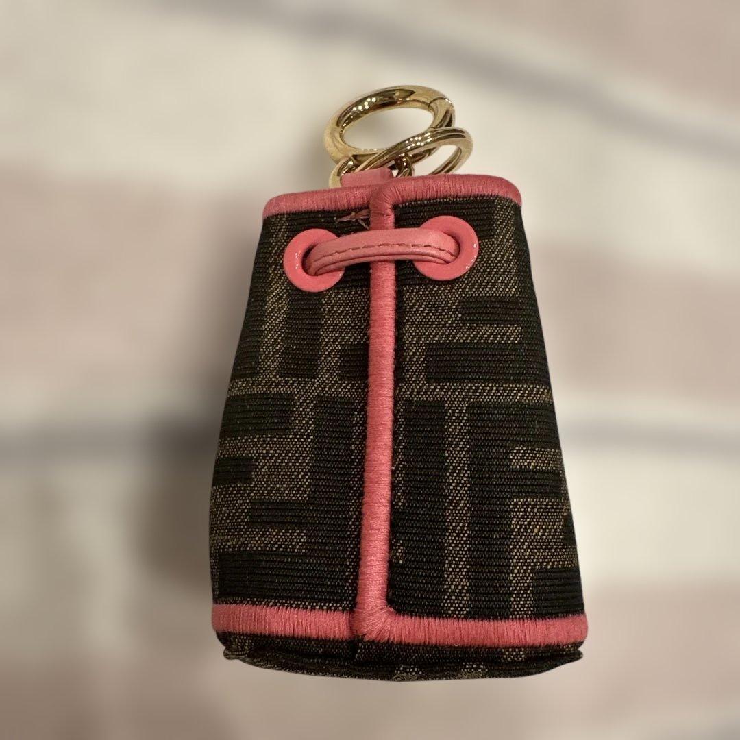 FENDI フェンディ　新品　未使用　巾着型ブラック・ピンクキーホルダー