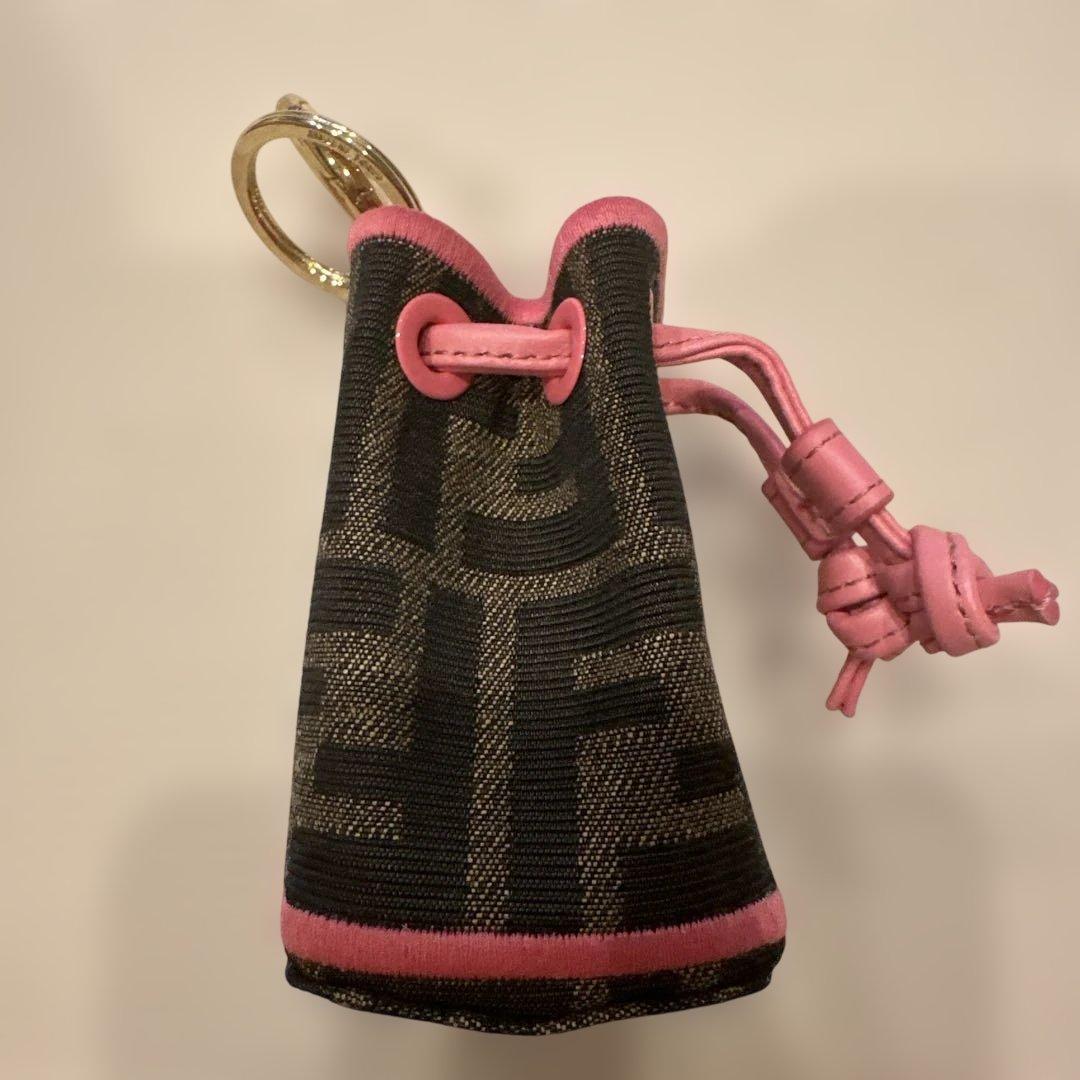 FENDI フェンディ　新品　未使用　巾着型ブラック・ピンクキーホルダー